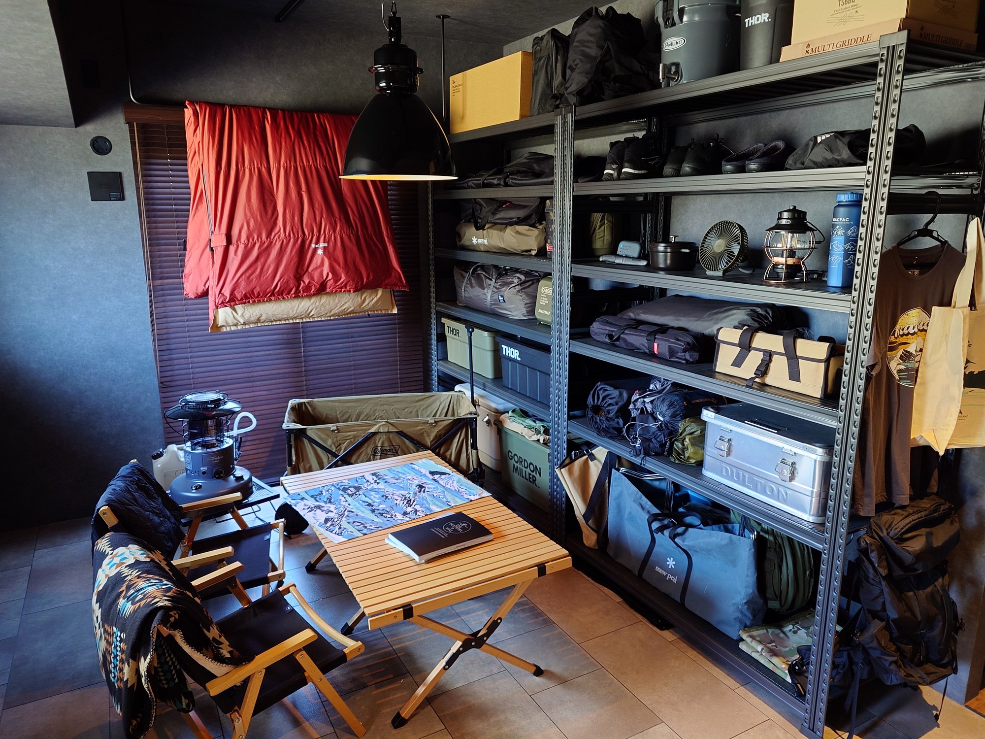 4LDKの一室を転用して作られた土間。アウトドア用品をそのまま収納できるキャンプ部屋として機能している。