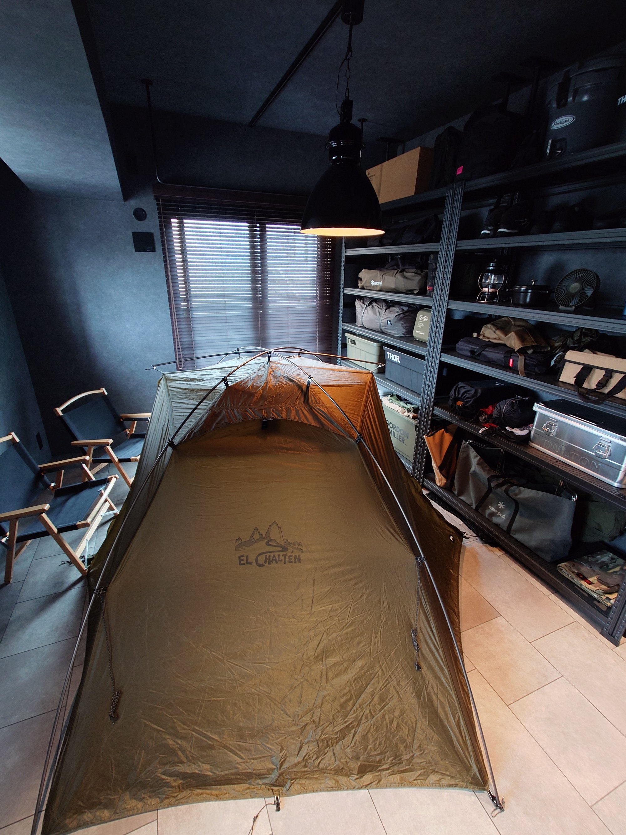 4LDKの一室を転用したキャンプ部屋（土間）。ソロ用テントを実際に設営し、その広さを示している。